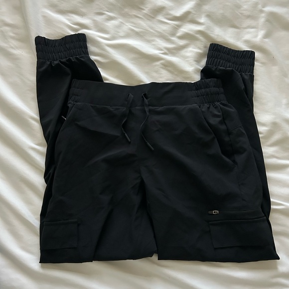 LIKE NEW All in Motion Women's Active Light Mid-Rise Cargo Joggers - Picture 2 of 8